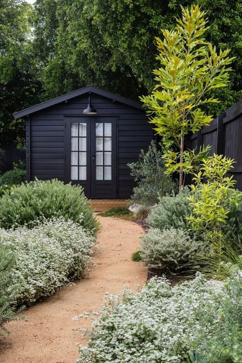 Should you paint your shed or cabin black? Black Shed, Backyard Goals, Backyard Cabin, House Makeovers, Shed Sizes, Hillside House, Kids Garden, House Landscaping, Potting Sheds