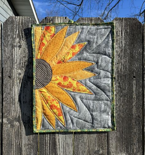 Quilted Sunflower Wall Hangings, Sunflower Quilts Ideas, Jean Quilt Ideas, Sunflower Collage, Sunflower Wall Hanging, Sunflower Quilt, Appliqué Patterns, Sunflower Wall Decor, Jean Quilt