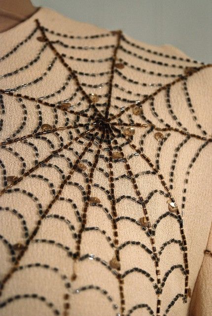 Jack Herzog 1940s spiderweb dress detail Spider Inspired Fashion, Creepy Fashion, Spiderweb Dress, Spooky Fashion, Diy Spider, Spider Costume, Vintage Spider, Altered Clothing, Alabama Chanin