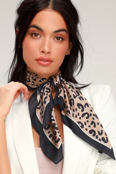 Leopard Scarf Outfit, Black Scarf Outfit, Spring Scarf Outfit, Neck Scarf Outfit, Silk Scarf Outfit, Spring Outfits 2020, Silk Scarf Style, Silk Neck Scarf, Ways To Wear A Scarf