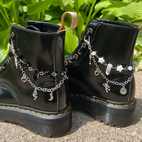 Fimo, Doc Marten Boot Charms, Doc Marten Charms Diy, Doc Marten Chain, How To Make Shoe Charms, Diy Boot Chains, Laces Designs On Shoes, Doc Martens Accessories, Doc Martens Decorated