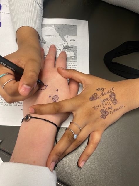 this is the little stuff that makes my life feel complete. doodles on skin, being told to “sit still” because ur “too restless”, laughing over failed drawings, broken pens, and surprising eachother w the art Cute Skin Doodles, Pen On Skin Doodles, Pen Doodles On Skin, Pen Skin Doodles, Pen On Skin Art, Skin Doodles Ideas, Drawings On Skin Pen, Pen Drawing On Skin, Girl Holding A Knife Drawing