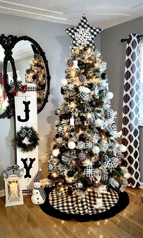 Black White Buffalo Plaid Christmas Tree, Christmas Gnomes Decor Ideas, Christmas Tub Ideas, Black And Silver Christmas Tree Decor, Black Decorations Christmas Tree, Black And White Buffalo Plaid Christmas Tree Ideas, Christmas Tree Themes Colors Black, Farmhouse Themed Christmas Tree, Black White Buffalo Check Christmas Tree