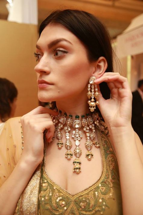 Unique Gold #Necklace & #Earrings. Vogue Wedding Show 2015. #IndianJewellery Mehendi Jewellery, Diamond Chocker, Meena Jewellery, Nizam Jewellery, Rajasthani Jewellery, Bridal Jewellry, Jewelry Portfolio, Polki Sets, Royal Indian