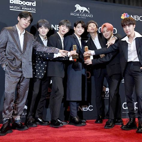 Congrats to our boys!!! Billboard Music Awards Top Social Artist and Top Group!!! Well-deserved!!! #bts #btsvideos #btsphoto… Cheon Sarang, Bts Billboard Music Awards, Bts Awards, Bts Grammy, Korean Music Awards, Bts Billboard, Billboard Music, Bts "on", Billboard Music Awards