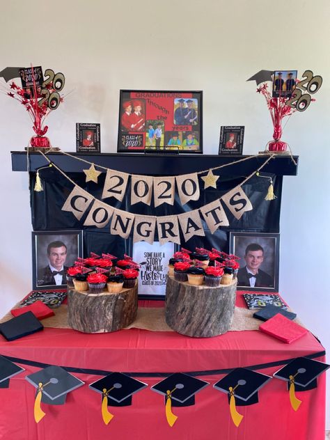 Graduation Cake Table Ideas, Senior Table Ideas For Boys, Senior Serve Table Ideas, Male Graduation Party Ideas, Male High School Graduation Party Ideas, Graduation Table Setting, Senior Display Table Ideas, Graduate Ideas, Simple Graduation Cakes