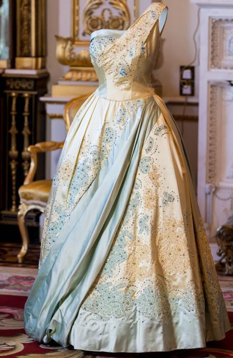 Royal Gowns, Norman Hartnell, Dress Queen, Gold Evening Dresses, Elisabeth Ii, Royal Dresses, Queen Dress, Vintage Gowns, Historical Dresses