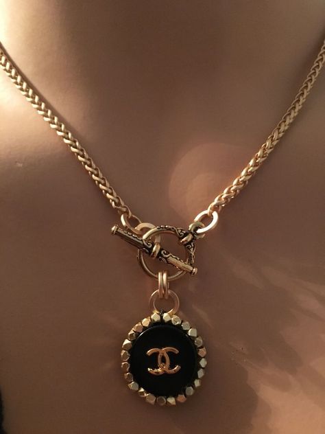 Black Gold Jewelry, Chanel Necklace, Button Necklace, Accesories Jewelry, Chanel Jewelry, Necklace Black, Girly Jewelry, Jewelry Inspo, Dream Jewelry