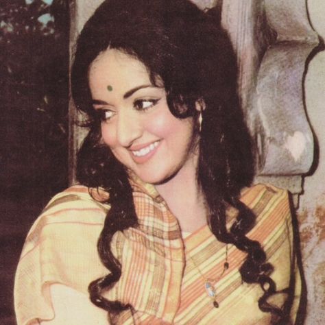 Cute Hema Malini #beautiful #hemamalini #bollywood Old Bollywood Actress, Indian Retro, Bollywood Retro, Old Film Stars, Bollywood Images, Hema Malini, Retro Bollywood, Vintage Bollywood, Indian Bollywood