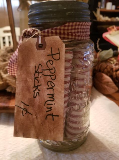 Primitive Peppermint Sticks Diy, Diy Peppermint Stick Decorations, Rustic Primitive Christmas, Faux Peppermint Candy Diy, Easy Primitive Crafts Diy, Diy Primitive Christmas Decor, Primitive Crafts Diy, Easy Primitive Crafts, Primitive Diy