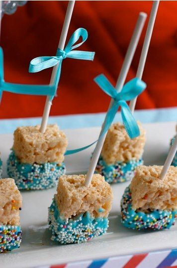 Don’t know where to start planning your baby shower menu? Rice Krispie Pops, Bar A Bonbon, Babyshower Party, Boy Baby Shower Ideas, Krispy Treats, Rice Krispy, Diy Bebe, Marshmallow Pops, Fiesta Baby Shower