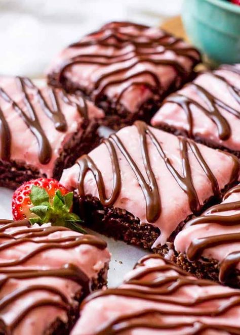 Strawberry Frosted Brownies Brownies With Strawberry Frosting, Strawberry Chocolate Brownies, Strawberry Brownies From Scratch, Brownie With Frosting, Brownies With Strawberries, Brownie Flavors, Strawberry Brownies Recipe, Brownies With Frosting, Frosted Brownies