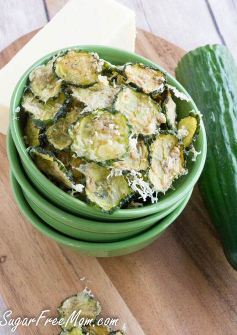 cheddar cucumber chips1 (1 of 1) Healthy Chip Alternative, Cucumber Chips, Low Carb Chips, Healthy Low Carb Snacks, Healthy Chips, Vegetable Chips, Veggie Chips, Zucchini Chips, Low Carb Snack