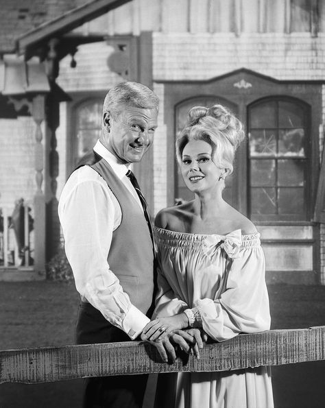 Eddie Albert & Eva Gabor who played the hilarious New York Socialites turned rural town couple on Green Acres. Aired from 1965-1971 on CBS-TV Network. Gabor Sisters, 60s Childhood, Lisa Green, Eva Gabor, 70s Tv Shows, Green Acres, Vintage Television, Tv Land, Old Shows