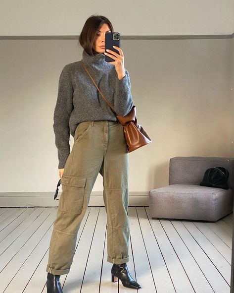 Cargo Trousers Outfit, Double Denim Looks, Trouser Outfit, Cargo Pants Outfit, Trouser Outfits, Green Cargo Pants, Cropped Leather Jacket, Instagram Outfits, Pantalon Cargo