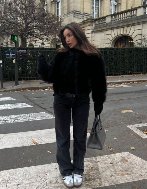 Short Black Coat Outfit, Black Fur Coat Outfit Street Style, Cropped Fur Coat Outfit, Black Fur Outfit, Black Fur Coat Outfit, Faux Fur Coat Outfit, Fur Coat Outfit Casual, Faux Fur Coats Outfit, Samba Outfit Ideas