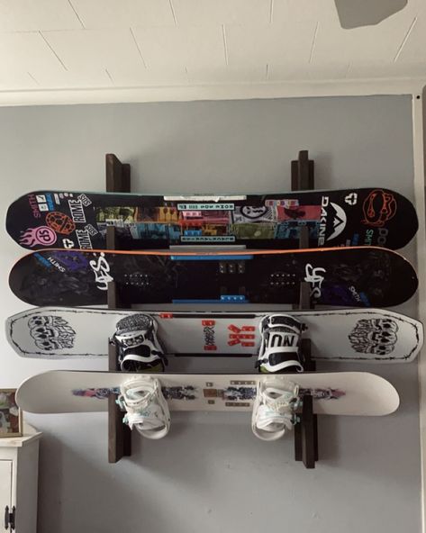 Snowboarding Themed Bedroom, Snowboard Theme Bedroom, Snowboard Bedroom Ideas, Snowboard Room Decor, Snowboarding Room, Snowboard Room, Snowboard Furniture, Snowboard Bedroom, Snowboard Decor