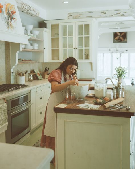 In Home Baking Photoshoot, Bakery Lifestyle Photography, Baking Senior Pictures, Baking Branding Photoshoot, Baker Photoshoot Ideas, Baking Pose Reference, Baker Photoshoot, Baking Branding, Bakery Photoshoot