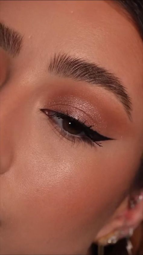 makeup✨ | Eye makeup tutorial, Eye makeup, Simple makeup Shimmer Eye Makeup, Soft Eye Makeup, Ideas De Maquillaje Natural, Prom Eye Makeup, Flot Makeup, Beginners Eye Makeup, Doll Eye Makeup, Eye Makeup Techniques, Makeup Tutorial Eyeliner