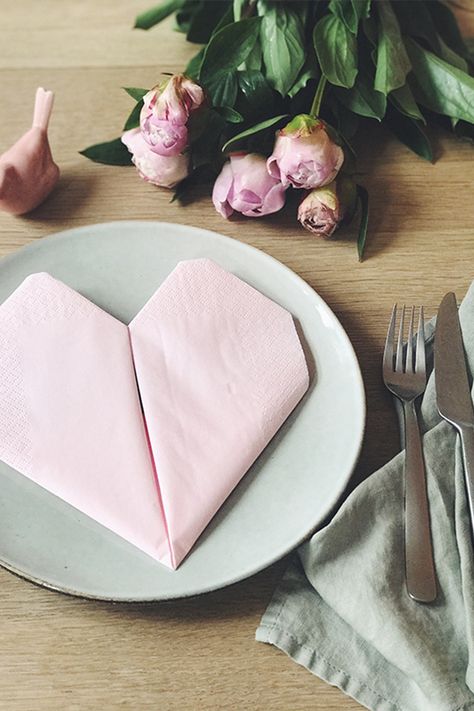 Disse søde hjerteservietter kan bruges i alverdens anledninger - lige fra valentinsdag eller mors dag til en hyggelig middag med venner. Klik ind og lær at folde de enkle og søde servietter. Christmas Napkin Folding Tutorials, Bunny Napkin Fold, Diy Napkin Folding, Christmas Tree Napkin Fold, Napkin Folding Tutorial, Christmas Napkin Folding, Easy Napkin Folding, Traditional Christmas Dinner, Paper Napkin Folding