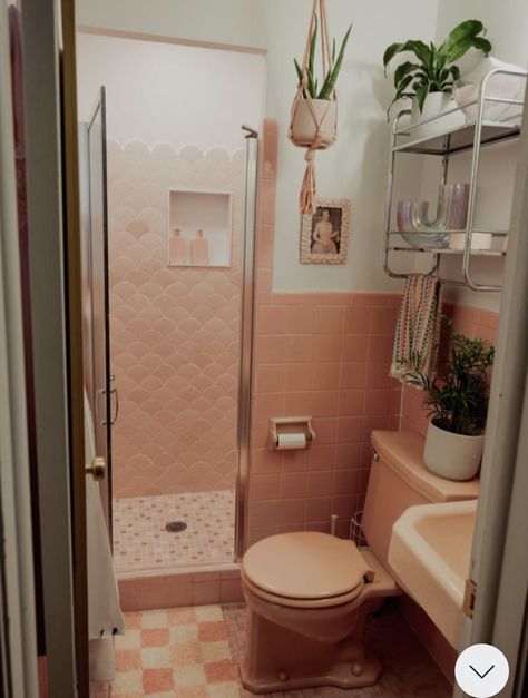 Vintage Peach Bathroom, 50s Style Bathroom, 60s Pink Bathroom, 70s Pink Bathroom, Pink Bathroom Retro, 50s Pink Bathroom, Pink Restroom, Salmon Bathroom, Kitschy Bathroom