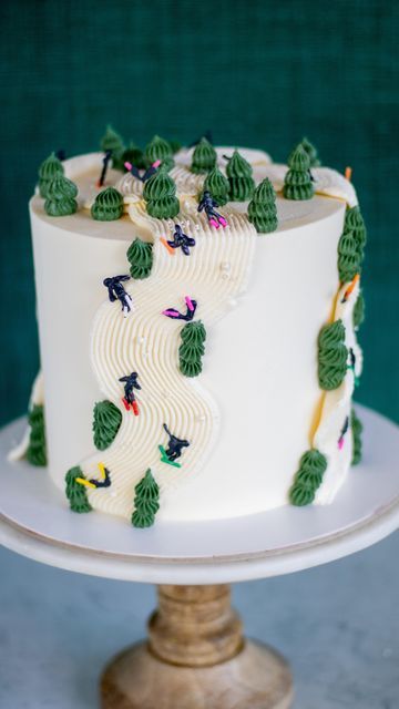 782K views · 50K likes | Mila on Instagram: "Is there anything better than skiing on freshly groomed slopes? ⛷️❄️🌲 ✨ Sprinkle skiers inspired by @lindseybakedthis @colour.mill @nycake supplies . . . #colourmillmade #skicake #snowcale #wintercake #skiers #howto #cakeart #skiercake #mountaincake" Skiing Themed Cake, Ski Cakes Birthdays, Ski Slope Cake, Ski Cake Ideas Birthday, Ski Wedding Cake, Skiing Birthday Cake, Skiing Cake Ideas, Ski Party Food, Apres Ski Birthday Party