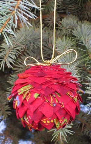 Prairie Point Pinecone Ornament | AllFreeSewing.com Pinecone Tree, Sewn Christmas Ornaments, Prairie Points, Folded Fabric Ornaments, Pinecone Ornaments, Quilted Ornaments, Christmas Giveaways, Dekor Diy, Quilted Christmas Ornaments