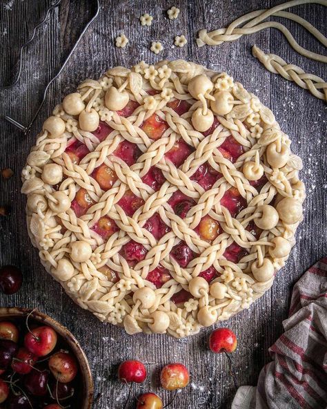 Apple Pie Designs, Pie Inspiration, Braided Pie Crust, Creative Pie Crust, Pretty Pie Crust, Fancy Pie Crust, Pie Crust Art, Beautiful Pie Crusts, Creative Pies