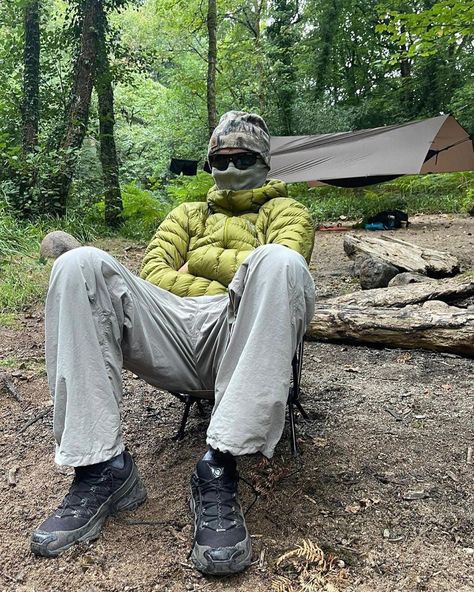 Hiking Photoshoot Ideas, Rain Jacket Outfit, Hiking Aesthetic Outfit, Hiking Core, Hiking Outfit Men, Balance Outfit, Hiking Pics, Gorp Core, Hiking Fits