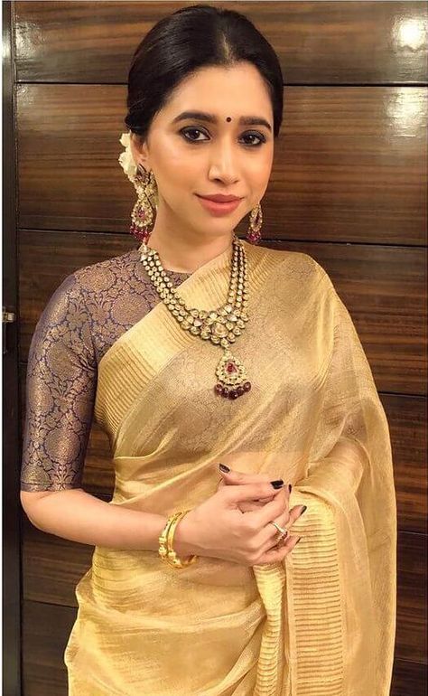 Gold Banarasi Blouse, Aarthi Ravi In Saree, Aarthi Ravi Saree, Jayam Ravi Wife, Aarti Ravi In Saree, Blouse For Golden Saree, Gold Saree Blouse Design, Golden Saree Look, Aarthi Ravi