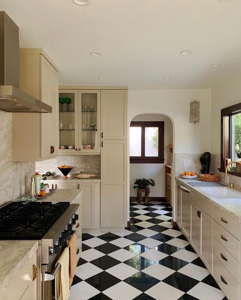 Georgiana Design Checkered Floor Kitchen, Georgiana Design, Checkered Floor, Classy Kitchen, Kitchen Nook, House Blueprints, Kitchen Remodel Idea, Open Kitchen, Dream House Decor