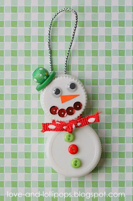 Milk Bottle Top Crafts, Plastic Bottle Christmas Ornaments, Milk Cap Crafts, Bottle Cap Christmas Ornaments, Snowman Bottle, Plastic Bottle Tops, Bottle Top Crafts, Seashell Christmas Ornaments, Plastic Bottle Caps