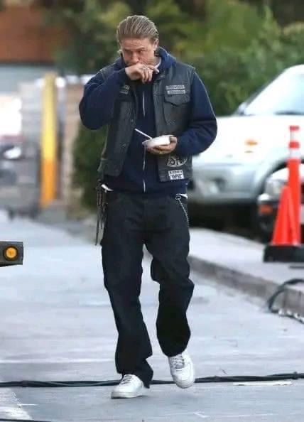 Andy Cohen, Hugh Grant, Jax Teller, Biker Outfit, Street Style Outfits Men, Mens Fashion Streetwear, Charlie Hunnam, Stylish Mens Outfits, Men Fashion Casual Outfits