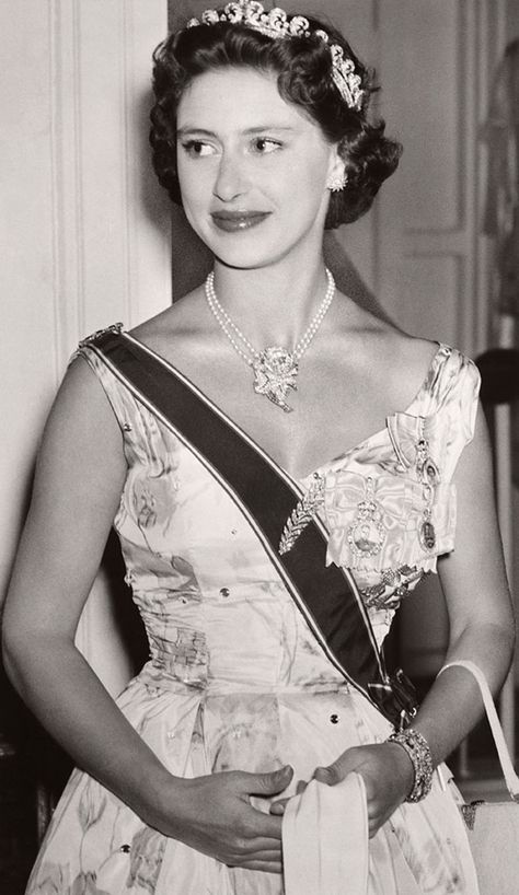 Princess Margaret wears the tiara "Halo" from the Cartier jewelry company during Caribbean Tour 1955 in Garden Party Government House in St. Kitts Queen Soraya, Prinses Margaret, Princesa Margaret, Margaret Rose, Princesa Real, Rainha Elizabeth Ii, Prinz William, Royal Tiaras, Elisabeth Ii