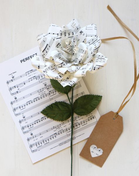 Music Paper Roses | Paper Tree #musicrose #musicgift Sheet Music Roses, Music Book Decoration Ideas, Music Boyfriend Gifts, Diy Gift For Musician, Piano Gift Ideas, Diy Gifts For Music Lovers, Book Paper Roses, Unique Paper Gifts, Music Gifts Diy