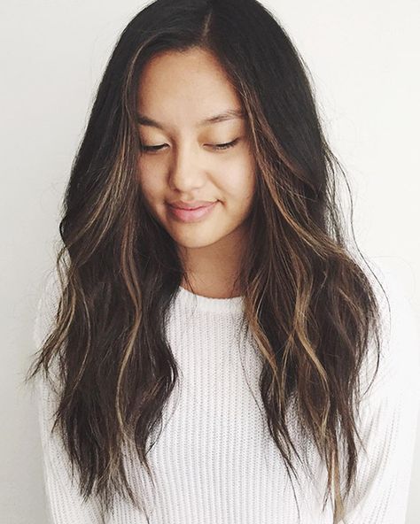 How To Do Your Own Highlights at Home and Not Screw Them Up | allure.com Highlight Your Own Hair, Trendy We Fryzurach, Hair Color Asian, Haircuts Ideas, At Home Hair Color, Super Hair, Hair Color Highlights, Trendy Hair Color, Hair Color Balayage