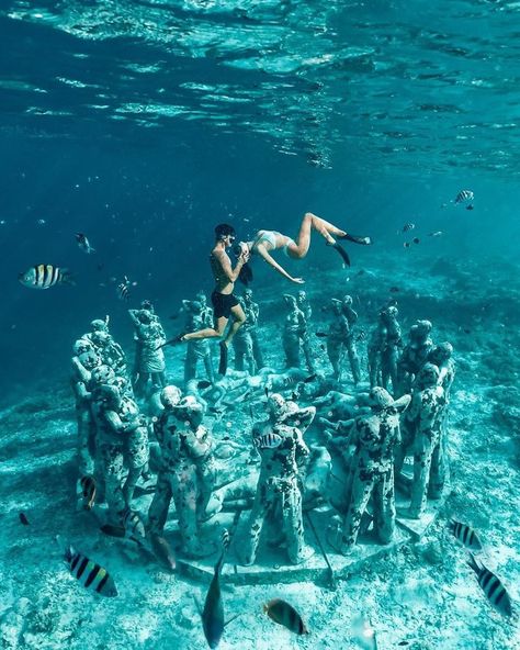 Embracing figures surround curled up statues on the ocean floor. Each statue was made from the casts of real people, making the sculptures even more unique. Gili Meno, Underwater Sculpture, Bawah Air, Under The Water, Gili Island, Underwater Photography, Lombok, Travel Goals, Ubud