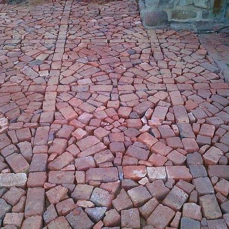 paving with broken and half bricks, concrete masonry, Fill in gaps between circles with smaller broken brick to get this effect Chic Mudroom, Brick Patterns Patio, Brick Pathway, Paving Ideas, Mudroom Organization, Brick Path, Brick Walkway, Paver Walkway, Brick Paving