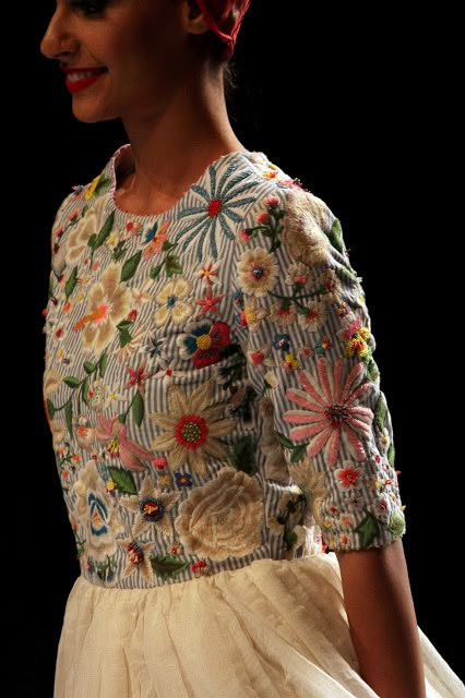 Pero by Aneeth Arora Spring Summer 2016 - V A L L E Y O F C H I C Aneeth Arora, Indian Silhouette, Summer Outfits 2020, Girl Spa Party, Embroidery Patterns Flowers, Patterns Flowers, Hand Embroidery Patterns Flowers, Blouse Models, Embroidery On Clothes