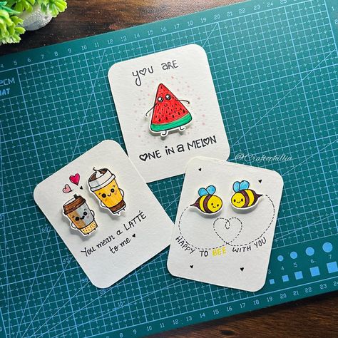 Cute pun cards🫶🏻✨ DM to order! Shipping worldwide🌍 . . . . . . #cardmaking #cardidea #birthdaycardideas #artist #valentinesday #easycrafts #artistsoninstagram #craftideas #easycard #craft #diycard #diy #explore #puncard . [ Card idea, Easy card idea, Birthday card idea , Pun cards ] Birthday Ideas Cards Diy, Easy Card Drawings, Easy Diy Crafts With Paper, Mini Birthday Cards Diy, Mini Cards Ideas, How To Make Birthday Cards, Mini Gifts Ideas, Card Board Crafts Diy Ideas, Birthday Diy Cards