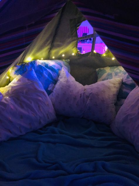 #myhouse #sleepover Sleepover Images, Sleepover Fort Aesthetic, 80s Sleepover Aesthetic, Y2k Sleepover Aesthetic, Sleepover Background, Aesthetic Tent Sleepover, Y2k Sleepover, Sleepover 2004, Sleepover Vibes