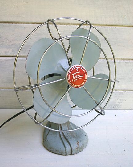 Something like this would be perfect for my unventilated, moist bathroom. Industrial Fan, Vintage Fan, Antique Fans, Living Vintage, Old Fan, Retro Fan, Vintage Fans, Small Laundry Room, Small Laundry