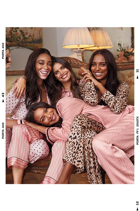 Pajama Photoshoot, Pajama Party Outfit Ideas, Pajama Party Outfit, Classy Bachelorette Party, Pijama Party, Bridesmaid Photoshoot, Pj Party, Party Photoshoot, Winnie Harlow