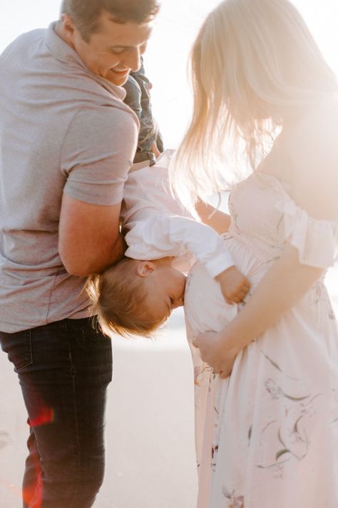 Beach Family Photos Maternity, Family Outdoor Maternity Shoot, Outside Family Maternity Pictures, Family And Maternity Pictures, Family Maturity Photoshoot Ideas, Family Bump Photoshoot, Maternity Photo Family Of 3, Family Photo Outfits Maternity, Pregnant Picnic Photoshoot