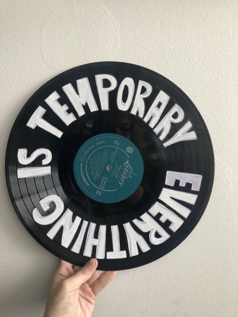 Vinyl Record Painting Ideas Easy, Painting On Records Vinyls, Disc Aesthetic, Painted Vinyl Records Wall Art, Record Painting Ideas Easy, Painted Records Vinyl, Vinyl Record Painting Ideas, Record Painting Ideas, Vinyl Record Painting