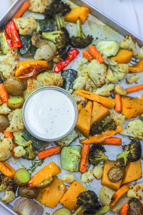 If you are not into vegetables, these Roasted Vegetables with Creamy Garlic Dressing are gonna be a game changer. It’s just hard to go wrong with roasted vegetables, the type that has been well seasoned and browned to such delicious perfection and obviously there is that sauce that you’ll want to spoon on everything! Roasted Vegetable Dressing, Dressing For Roasted Vegetables, Sauce For Roasted Vegetables, Kitchenette Recipes, Vegetable Dipping Sauce, Creamy Garlic Dressing, Greek Yogurt Sauce, Yoghurt Dressing, Garlic Dressing