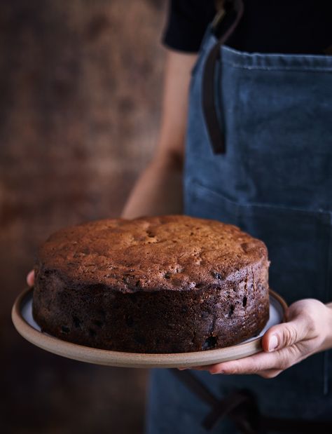 Our spiced rum and raisin cake recipe makes a lovely, lighter Christmas cake. This fruity bake is packed with a decidedly tropical flavour, but also good for the cake tin at any time of year. Christmas Cake Recipe Traditional, Rum And Raisin Cake, Rum And Raisin, Traditional Christmas Cake, Raisin Cake, Christmas Wedding Cakes, Fruitcake Recipes, Christmas Cake Recipes, Xmas Cake