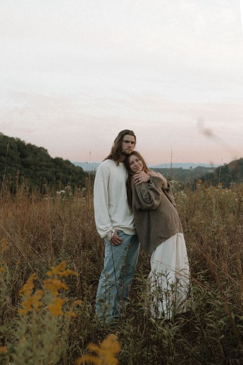 Outdoorsy Couple, Cute Engagement Photos, Couple Engagement Pictures, Couples Outfit, Engagement Pictures Poses, Engagement Session Outfits, Couple Picture Poses, Couple Photoshoot Poses, Fall Photoshoot