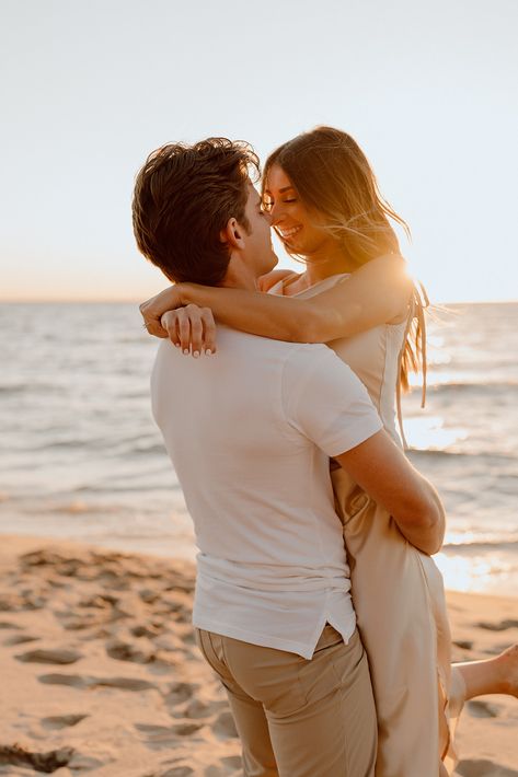 Romantic Beach Couple, Beach Couple Poses, Engagement Photo Shoot Beach, Engagement Pictures Beach, Michigan Sunset, Couples Beach Photography, Shooting Couple, Couple Beach Pictures, Couple Beach Photos