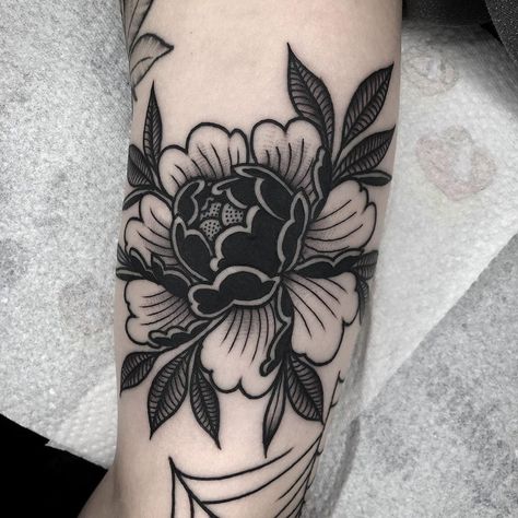 Old School Flower Tattoo Black, Old School Flower Tattoo, Flower Tattoo Black, Traditional Tattoo Flowers, Traditional Style Tattoo, Traditional Tattoo Sleeve, Elbow Tattoos, Floral Tattoo Sleeve, Geniale Tattoos